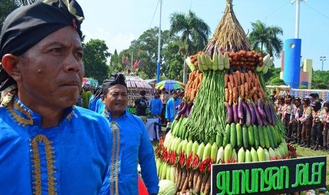 Warga mengikuti Grebeg Maulid Nabi Muhammad SAW di Kota Madiun, Jawa Timur, Kamis (24/12). 