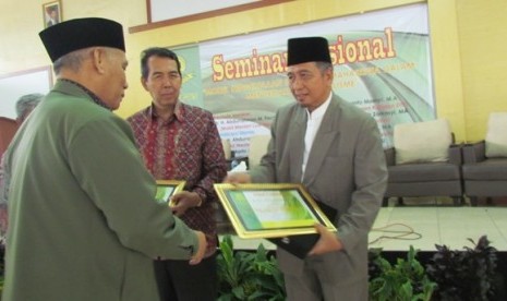 Dr Martin Roestamy, Rektor Unida Bogor menyerahkan piagam penghargaan pada Dr Ahmad Hidayatullah Zarkasyi dari Gontor