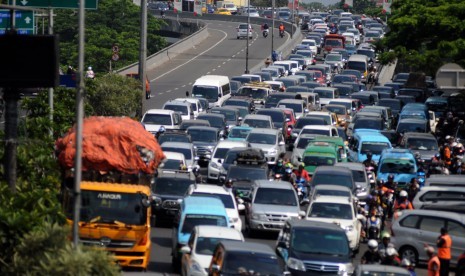 Sejumlah kendaraan memadati jalan dari arah Jempatan Pasupati menuju Tol Pasteur, Bandung. (Republika/Septianjar Muharam)