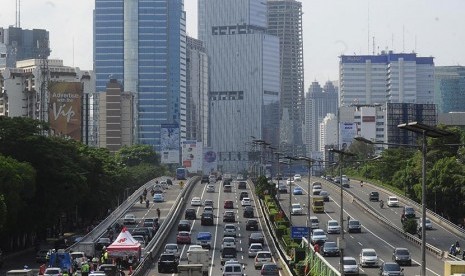 Petugas kepolisian mengatur lalu lintas kendaraan saat uji coba jalan layang (fly over) Kuningan sisi Selatan di Jakarta, Rabu (30/12).  (Antara/Wahyu Putro A)