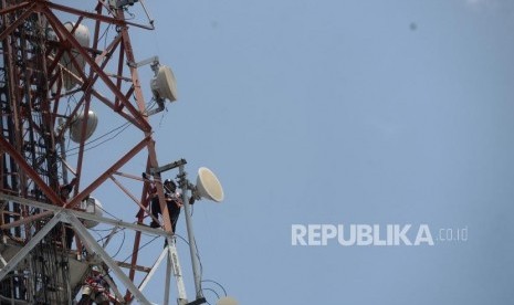 Perawatan Perangkat BTS. Teknisi memeriksa pemancar sinyal di BTS XL Axiata di Yogyakarta, Kamis (3/10/2019).