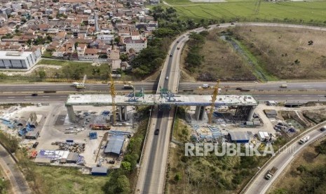 Foto udara jembatan penghubung (bridge continuos beam) perlintasan kereta cepat Jakarta-Bandung di Buahbatu, Kota Bandung, Kamis (3/10).