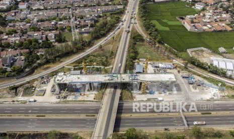 Foto udara jembatan penghubung (bridge continuos beam) perlintasan kereta cepat Jakarta-Bandung di Buahbatu, Kota Bandung, Kamis (3/10).