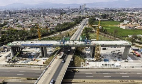 Foto udara jembatan penghubung (bridge continuos beam) perlintasan kereta cepat Jakarta-Bandung di Buahbatu, Kota Bandung, Kamis (3/10).