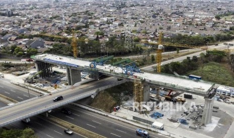 Foto udara jembatan penghubung (bridge continuos beam) perlintasan kereta cepat Jakarta-Bandung di Buahbatu, Kota Bandung, Kamis (3/10).