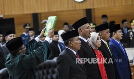 Ketua DPRD Provinsi Jawa Barat Brigjen TNI (Purn) Taufik Hidayat (kiri) bersama empat Wakil Ketua DPRD Provinsi Jawa Barat melakukan sumpah jabatan dalam rapat paripurna pengucapan sumpah janji pimpinan DPRD Provinsi Jawa Barat yang digelar di Gedung DPRD Provinsi Jawa Barat, Kota Bandung, Kamis (3/10).