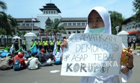 Peserta aksi yang tergabung dalam Pengurus Wilayah Pelajar Islam Indonesia (PII) menggelar aksi di depan, Gedung Sate, Kota Bandung, Kamis (3/10).