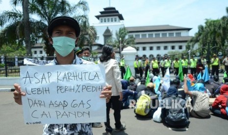 Peserta aksi yang tergabung dalam Pengurus Wilayah Pelajar Islam Indonesia (PII) menggelar aksi di depan, Gedung Sate, Kota Bandung, Kamis (3/10).