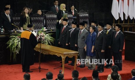 Ketua Mahkamah Agung (MA) M Hatta Ali memimpin pengucapan sumpah jabatan pimpinan MPR periode 2019-2024 dalam rapat Paripurna MPR di Gedung Nusantara, Kompleks Parlemen, Senayan, Jakarta,Kamis (3/10).