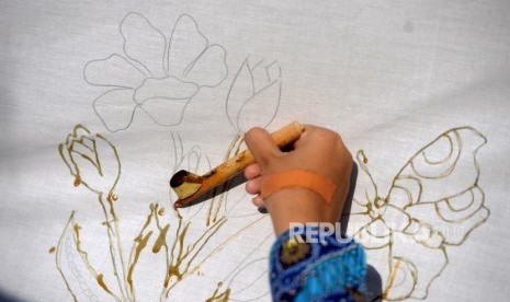 Pemkab Sleman turut memperingati Hari Batik Nasional yang jatuh pada 2 Oktober 2020. Peringatan turut dilakukan dengan mewajibkan ASN-ASN di lingkungan Pemkab Sleman untuk memakai batik sebagai pakaian kerja harian.