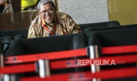 Mantan Gubernur Jawa Barat Ahmad Heryawan bersiap menjalani pemeriksaan di gedung Merah Putih KPK, Jakarta, Jumat (4/10).