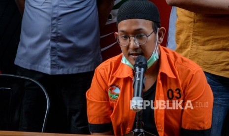 Artis Rifat Umar alias RU tersangka kasus narkoba dan Rizki Ramadhan alias RR saat konferensi pers terkait ungkap kasus narkoba di Direktorat Narkoba Polda Metro Jaya, Jakarta, Jumat (4/10/2019).