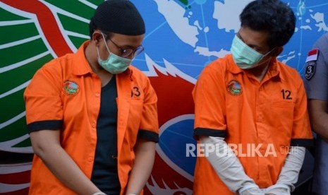 Artis Rifat Umar alias RU tersangka kasus narkoba dan Rizki Ramadhan alias RR saat konferensi pers terkait ungkap kasus narkoba di Direktorat Narkoba Polda Metro Jaya, Jakarta, Jumat (4/10/2019).