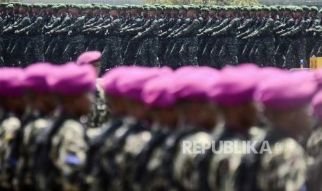 Sejumlah pasukan TNI melakukan defile pada upacara perayaan HUT TNI di Lanud Halim Perdanakusuma, Jakarta, Sabtu (5/10).