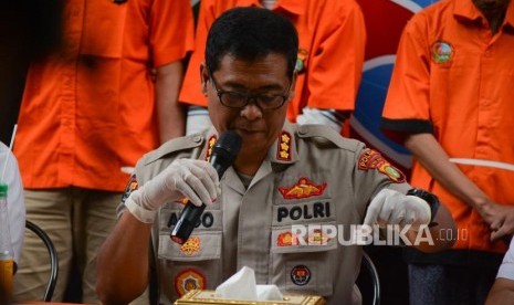 Kabid Humas Polda Metro Jaya Argo Yuwono memberikan keterangan pers ungkap kasus narkotika terhadap pedangdut Septyan Arochman alias Daffa dan rekannya randy Marza Putra saat konferensi pers ungkap kasus narkoba di halaman Dit Narkoba Polda Metro jaya, Jakarta, Senin (7/10/2019).