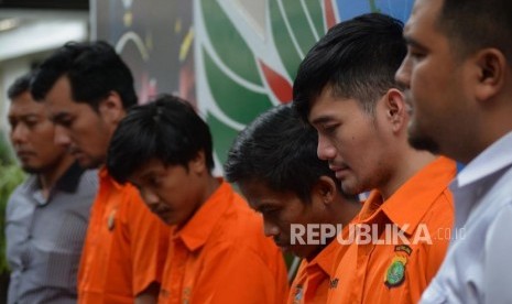 Pedangdut Septyan Arochman alias Daffa dan rekannya randy Marza Putra saat konferensi pers ungkap kasus narkoba di halaman Dit Narkoba Polda Metro jaya, Jakarta, Senin (7/10/2019).