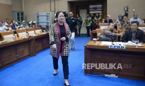 Ketua DPR Puan Maharani bersama pimpinan DPR bersiap memimpin rapat pimpinan fraksi - fraksi DPR di ruang Komisi VII, Komplek Parlemen, Senayan, Jakarta, Senin (7/10).