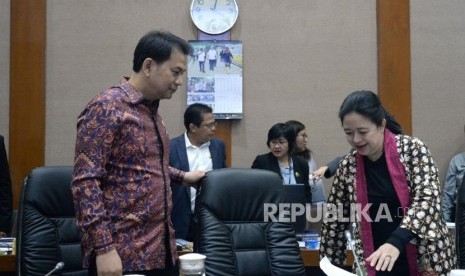 Ketua DPR Puan Maharani bersama pimpinan DPR bersiap memimpin rapat konsultasi bersama pimpinan fraksi - fraksi DPR di ruang Komisi VII, Komplek Parlemen, Senayan, Jakarta, Senin (7/10).