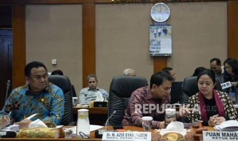 Ketua DPR Puan Maharani bersama pimpinan DPR bersiap memimpin rapat konsultasi bersama pimpinan fraksi - fraksi DPR di ruang Komisi VII, Komplek Parlemen, Senayan, Jakarta, Senin (7/10).