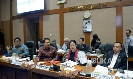 Ketua DPR Puan Maharani bersama pimpinan DPR bersiap memimpin rapat konsultasi bersama pimpinan fraksi - fraksi DPR di ruang Komisi VII, Komplek Parlemen, Senayan, Jakarta, Senin (7/10).