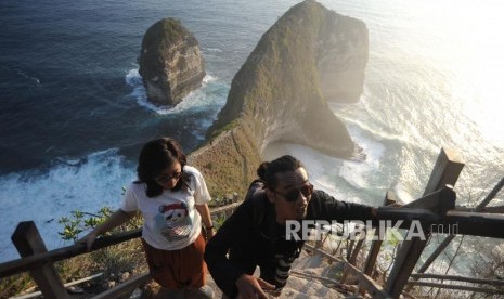 Wisatawan menyusuri anak tangga di Pantai Kelingking, Nusa Penida, Klungkung, Bali, Minggu (6/10/2019).