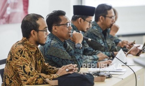 Ini Agenda Hari Pertama IBF 2020. Foto: Ketua Islamic Book Fair (IBF) Syahruddin El Fikri bersama Ketua Bidang Khaerudin, Wakil Ketua IBF Husni Kamil, Ketua Bidang Promosi Tatang Sundesyah (dari kiri) memberikan paparan saat acara launching Islamic Book Fair di Jakarta, Selasa (8/10).