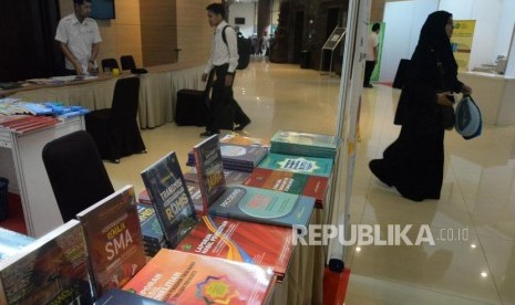 Suasana pameran buku pada rangkaian acara 1st International Conference On Religion and Eduction (INCRE) di Bintaro, Tanggerang Selatan, Banten, Selasa (8/10).