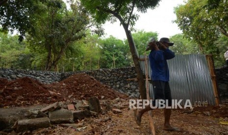 Pekerja menyelesaikan revitalisasi Taman Puring di Kawasan Kebayoran Baru, Jakarta Selatan, Selasa (8/10/2019).