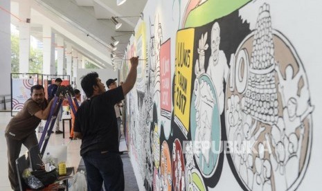 Seorang seniman saat membuat mural pada pameran Pekan Kebudayaan Nasional 2019 di Istora Senayan, Jakarta, Selasa (8/10).