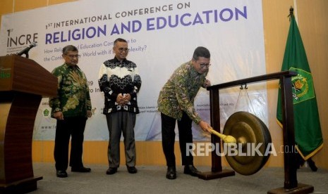 Menteri Agama Lukman Hakim Saifuddin memukul gong didampingi Kepala Badan Litbang dan Diklat Kemenag Abd Rahman Mas'ud dan Kepala Puslitbang Pendidikan dan Keagamaan Kemenag Amsal Bakhtiar saat pembukaan 1st International Conference on Religion and Education (INCRE) di Bintaro, Tangsel, Banten,Selasa (8/10) malam.