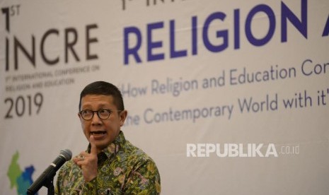 Menteri Agama Lukman Hakim Saifuddin memberikan sambutan pada pembukaan 1st International Conference on Religion and Education (INCRE) di Bintaro, Tangsel, Banten,Selasa (8/10) malam. 