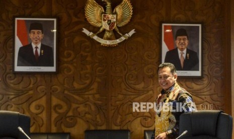 Ketua MPR Bambang Soesatyo bersiap memimpin rapat perdana pimpinan MPR periode 2019-2024 di Gedung Nusantara III, Kompleks Parlemen Senayan, Jakarta, Rabu (9/10/2019).