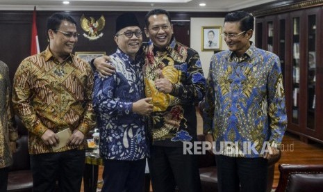 Ketua MPR Bambang Soesatyo (kedua kanan) bersama sembilan Wakil Ketua MPR Ahmad Basarah Zulkifli Hasan dan Fadel Muhammad (dari kiri) sebelum memulai rapat perdana pimpinan MPR periode 2019-2024 di Gedung Nusantara III, Kompleks Parlemen Senayan, Jakarta, Rabu (9/10/2019).