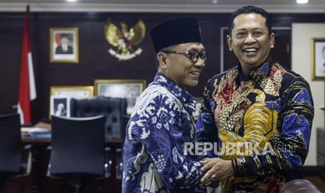 Ketua MPR Bambang Soesatyo (tengah) bersama Wakil Ketua MPR Zulkifli Hasan bersalaman sebelum memulai rapat perdana pimpinan MPR periode 2019-2024 di Gedung Nusantara III, Kompleks Parlemen Senayan, Jakarta, Rabu (9/10/2019).