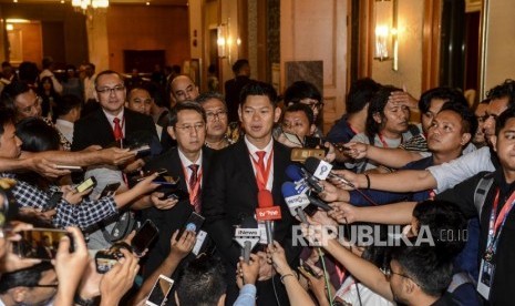 Ketua Umum Komite Olimpiade Indonesia (KOI) terpilih periode 2019-2023 Raja Sapta Oktohari menjawab pertanyaan wartawan saat Kongres KOI di Jakarta, Rabu (9/10).