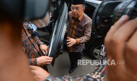 Wakil Presiden Republik Indonesia Jusuf Kalla menjenguk  Menteri Kordinator Bidang Politik, Hukum, dan Keamanan Wiranto atas penyerangan di Pandeglang di Rumah Sakit Pusat Angkatan Darat (RSPAD) Gatot Soebroto, Jakarta, Kamis (10/10/2019).