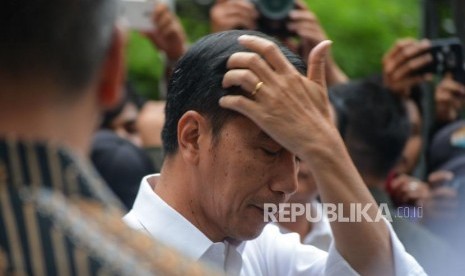 Presiden Republik Indonesia Joko Widodo saat konferensi pers terkait penyerangan terhadap Menteri Kordinator Bidang Politik, Hukum, dan Keamanan Wiranto di Pandeglang di Rumah Sakit Pusat Angkatan Darat (RSPAD) Gatot Soebroto, Jakarta, Kamis (10/10/2019).