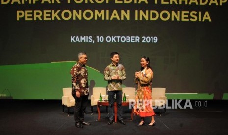 Wakil Direktur LPEM FEB UI Kiki Verico, CEO and Co Founder Tokopedia William Tanuwijaya dan Pendiri Smitten by Pattern Laras Angeraint (dir kiri) berbincang usai konferensi pers di Jakarta, Kamis (10/10).