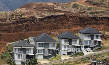 Pekerja menggunakan alat berat menyelesaikan pembangunan perumahan di Kawasan Bandung Utara (KBU), Kabupaten Bandung, Jumat (11/10).