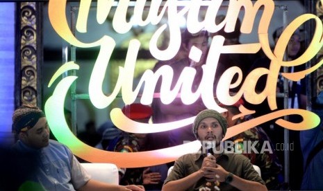 Muslim United Tetap Diadakan. Ustaz Hanan Attaki (kanan) menyampaikan tausiyah saat acara Muslim United di Masjid Gede Kauman, Yogyakarta, Jumat (11/10/2019).