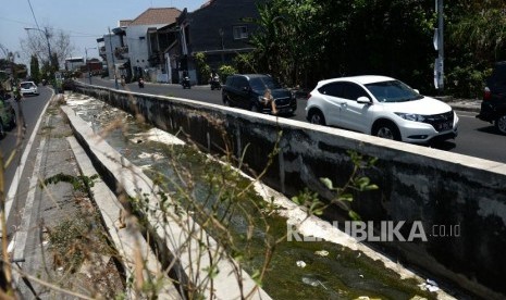 Selokan Mataram Kering. Kondisi Selokan Mataram yang kering di Yogyakarta, Jumat (11/10/2019).