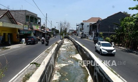 Selokan Mataram Kering. Kondisi Selokan Mataram yang kering di Yogyakarta, Jumat (11/10/2019).