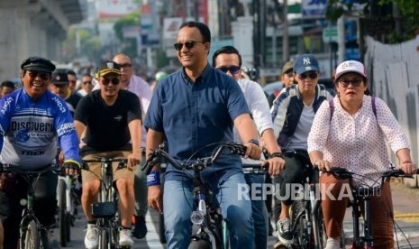 Gubernur DKI Jakarta Anies Baswedan mengendarai sepeda bersama warga di Jalan RS Fatmawati, Jakarta, Sabtu (12/10/2019).