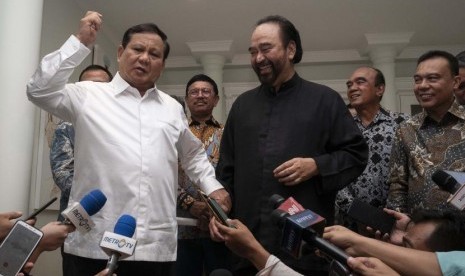 Ketua Umum Partai Gerindra Prabowo Subianto (kiri) dan Ketua Umum Partai NasDem Surya Paloh (tengah) menyampaikan keterangan pers usai melakukan pertemuan di kawasan Permata Hijau, Jakarta, Ahad (13/10/2019).