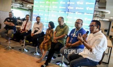 Direktur Eksekutif Dompet Dhuafa Imam Rulyawan bersama Direktur Otoritas Jasa Keuangan (OJK) Roberto Akyuwe, Perwakilan Kementerian Keuangan Agus, Direktur BRI Micro Finance Anita, Direktur Eksekutif Ekonomi Syariah Bank Indonesia Suhaedi, CEO dan Co-Founder TaniHub Group Ivan Arie Sustiawan dan Ketua Pengurus Yayasan Dompet Dhuafa Republika Nasyid Majidi (dari kiri) saat diskusi usai penandatanganan MoU di Jakarta, Senin (14/10).