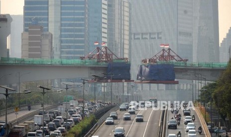 Progress Pembangunan LRT. Konstruksi LRT menunggu penyambungan di atas peremptan Mampang, Jakarta Selatan, Senin (14/10/2019).