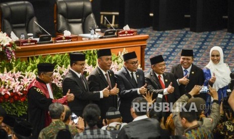 Gubernur DKI Jakarta Anies Baswedan bersama Ketua DPRD DKI Jakarta terpilih Prasetyo Edi Marsudi (ketiga kiri) dan Wakil Ketua DPRD DKI Jakarta M Taufiq (tengah), Abdurrahman Suhaimi (ketiga kanan), Misan Samsuri (kedua kanan), dan Zita Anjani (kanan) usai diambil sumpah pada pelantikan Ketua DPRD dan Wakil Ketua DPRD DKI Jakarta di Gedung DPRD DKI Jakarta, Senin, (14/10).