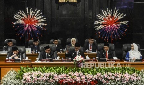 Ketua DPRD DKI Jakarta terpilih Prasetyo Edi Marsudi (tengah).