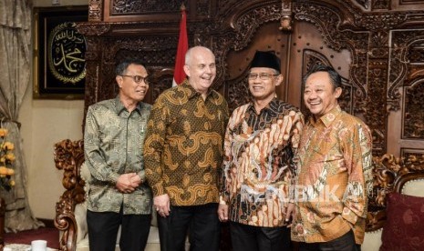 Ketua Umum PP Muhammadiyah, Haedar Nasir bersama Duta Besar Amerika Serikat untuk Indonesia, Joseph R Donovan Jr usai melakukan pertemuan di Gedung Pusat Dakwah Muhammadiyah, Jakarta, Selasa, (15/10).