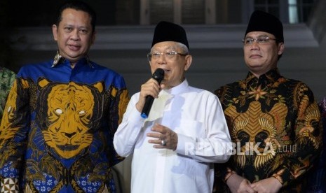 Menerima Undangan Pelantikan Presiden. Wapres terpilih Pemilu 2019-2014 KH Maruf Amin (tengah) bersama Ketua MPR Bambang Soesatyo (kiri) dan Wakil Ketua MPR Ahmad Basarah usai melakukan pertemuan di Menteng, Jakarta, Selasa (15/10/2019).